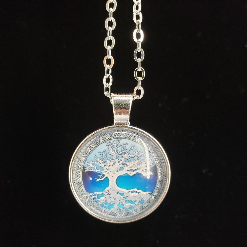 Beautiful Tree of Life Necklace NWT